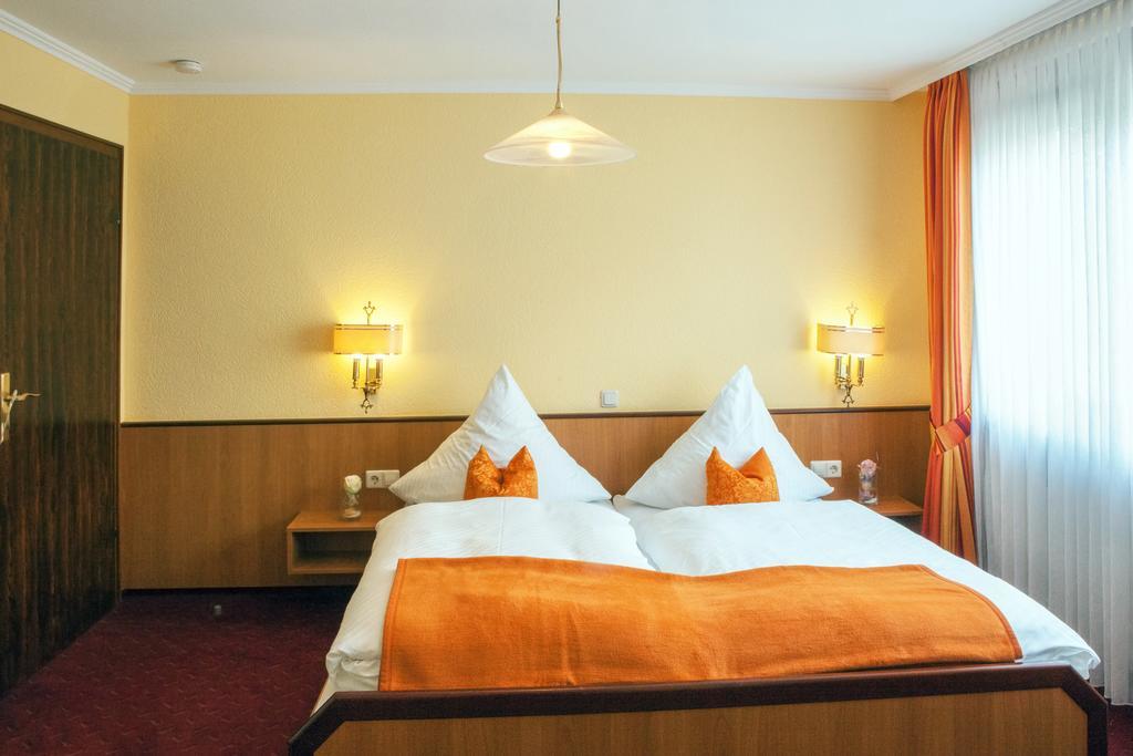 Weinhotel Hubertus Garni Klotten Bagian luar foto